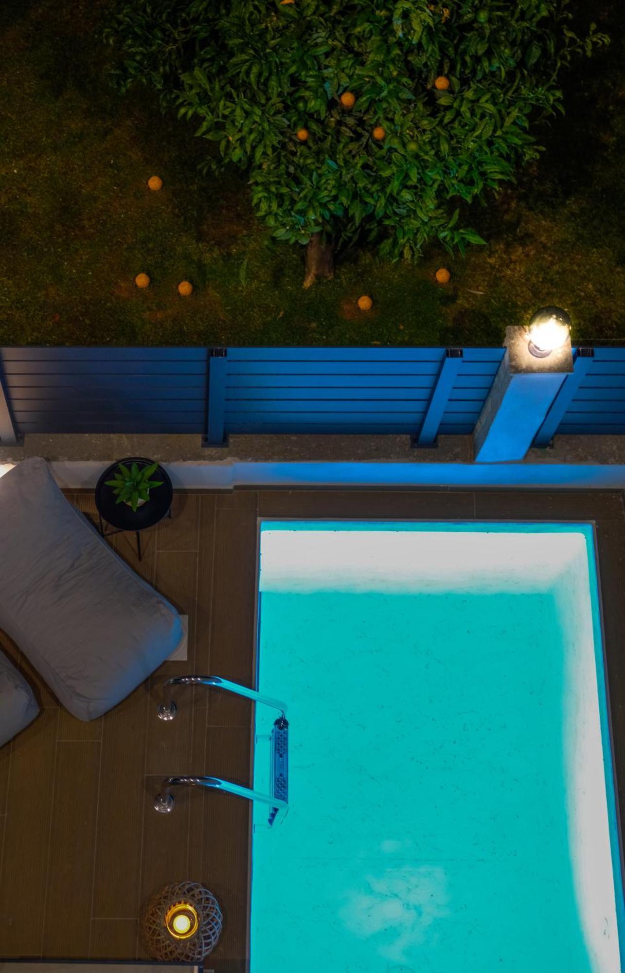 Aelia Seaside Luxury Suites Nea Karvali Værelse billede
